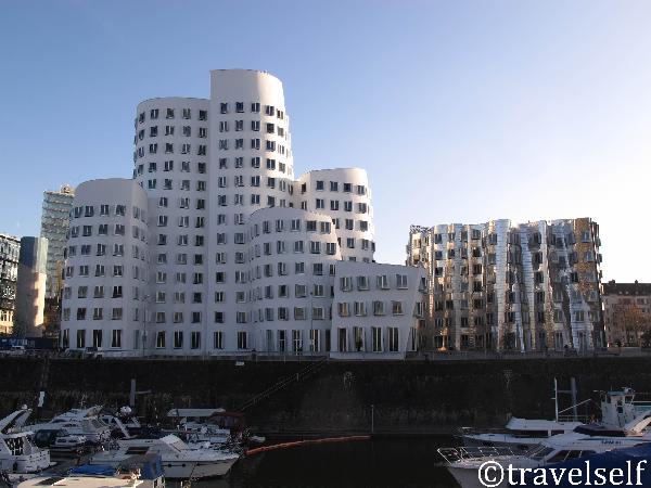 Здания Новой таможни в Media Harbour фото